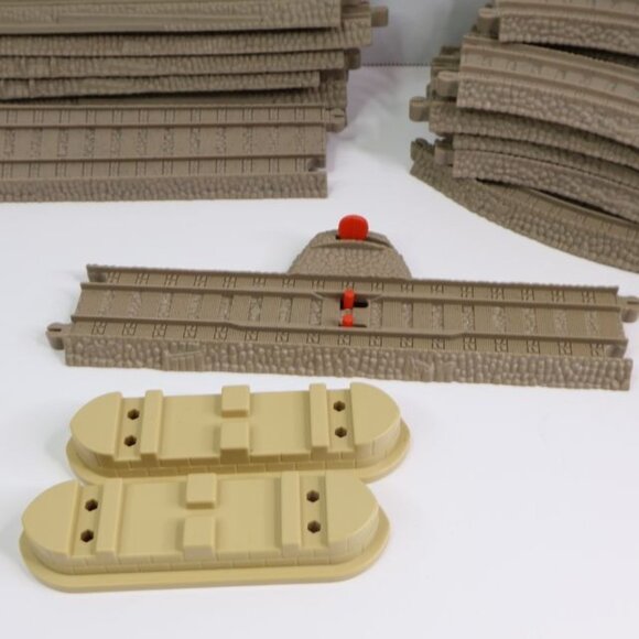 Lot 32 Thomas the Train Track Set With Bridge Supports Plastic - Picture 8 of 10